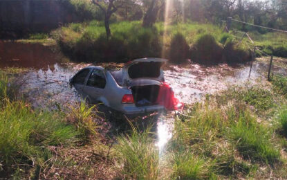 Departamento Federal: Conductor despistó en camino rural y cayó en arroyo.