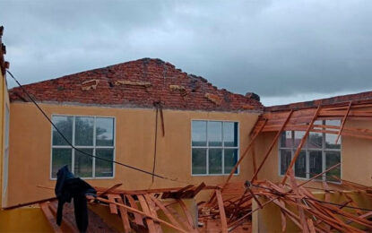 Un fuerte temporal de lluvia y vientos azotó la localidad de Feliciano. Hubo voladuras de techos.